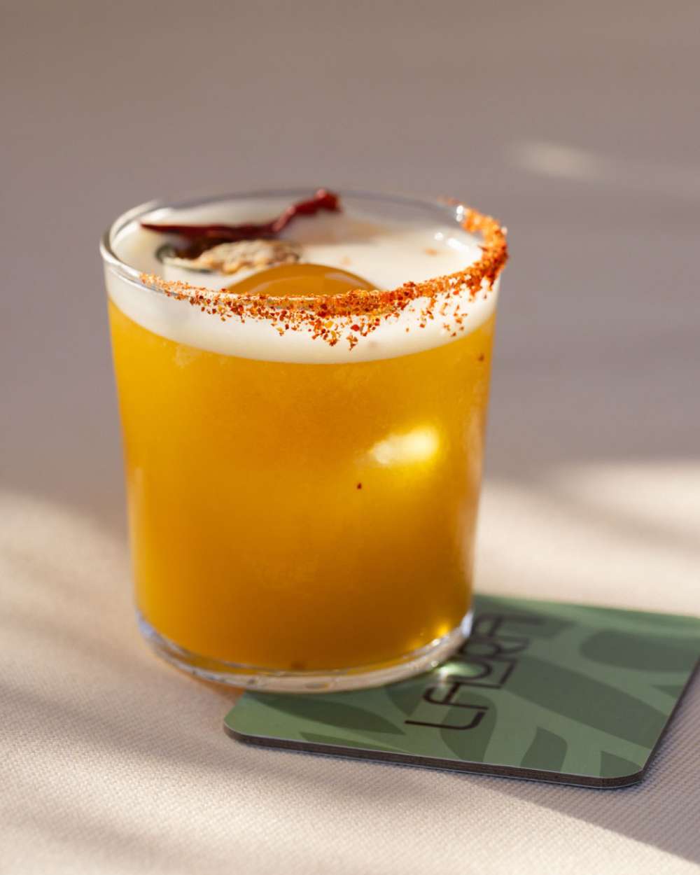 laura-bodurm-cocktails Chili Passion; Tatlı ve acının mükemmel dengesiyle, bu tekila bazlı kokteyl içinde çarkıfelek püresi ve kuru Arnavut biberi barındırıyor.