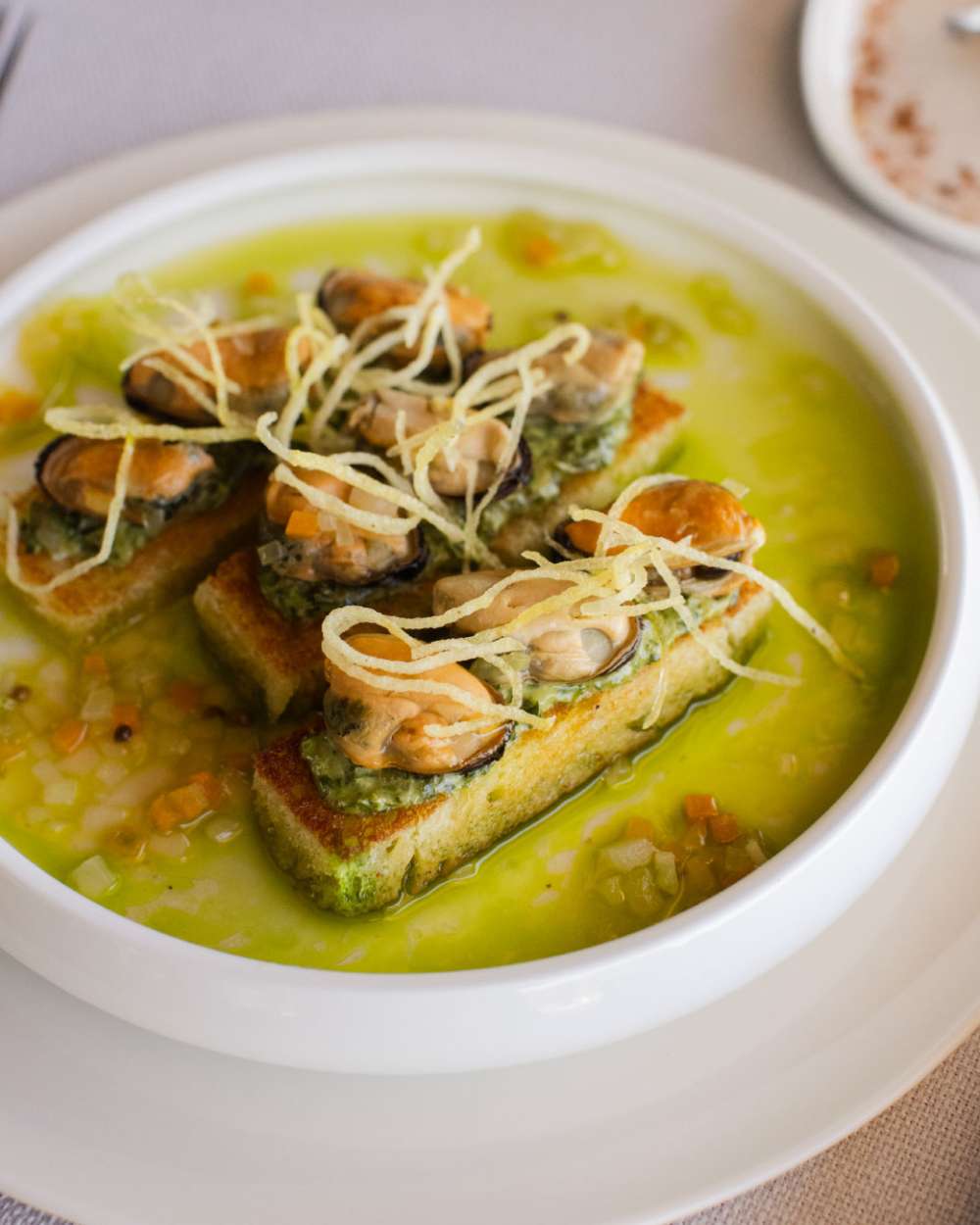 midyeli-pilaki-laura Tereyağında kızarmış Brioche ekmeği ve tarhunlu salsa verde ile servis edilen bu eşsiz lezzeti restoranımızda mutlaka deneyin!
